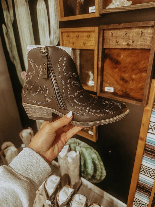 Huckleberry Western *Black Booties